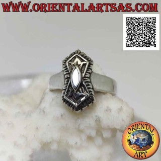 Anillo de plata con lanzadera nácar sobre doble pentágono decorado con espejo