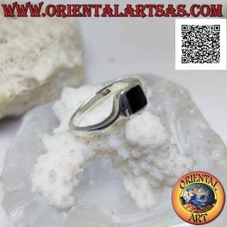 Bague en argent avec monture asymétrique avec onyx carré rhomboïdal affleurant le bord central