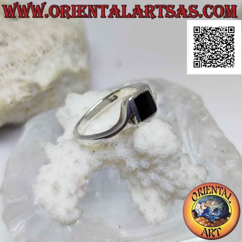 Silberring mit asymmetrischer Fassung mit rautenförmigem quadratischem Onyx bündig mit dem Mittelrand