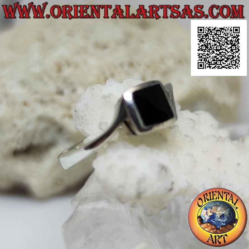 Silberring mit asymmetrischer Fassung mit rautenförmigem quadratischem Onyx bündig mit dem Mittelrand