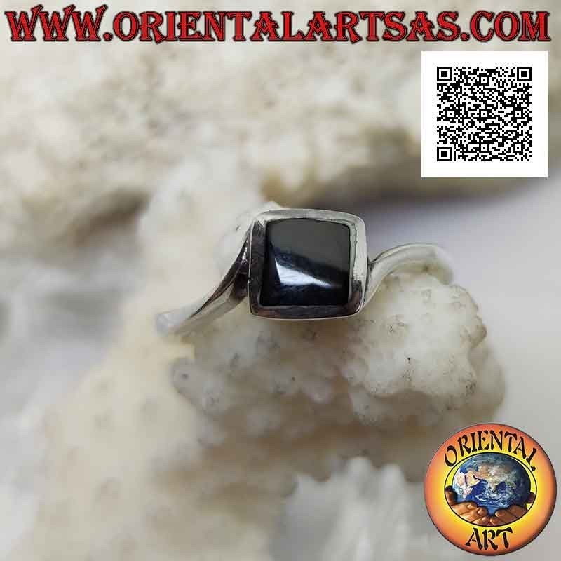 Anello in argento a montatura asimmetrica con onice quadrata romboidale a filo bordo centrale
