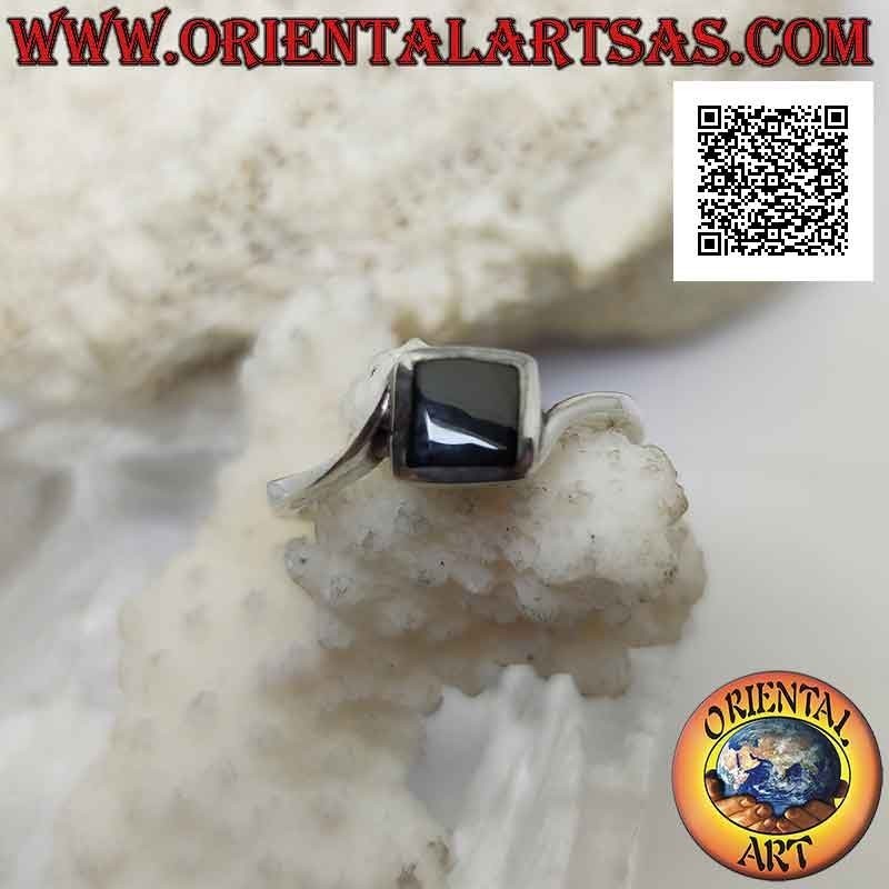 Anello in argento a montatura asimmetrica con onice quadrata romboidale a filo bordo centrale