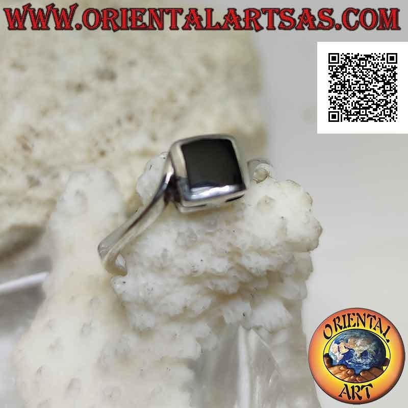 Anillo de plata con engaste asimétrico con ónix cuadrado romboidal a ras del borde central