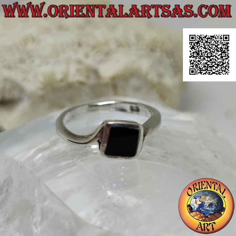 Anello in argento a montatura asimmetrica con onice quadrata romboidale a filo bordo centrale