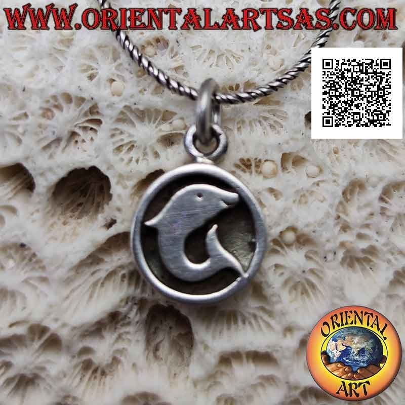 Colgante de plata, delfín liso de perfil sobre medalla redonda en bajorrelieve