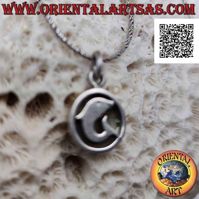 Colgante de plata, delfín liso de perfil sobre medalla redonda en bajorrelieve