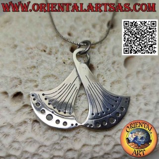 Colgante de plata, el movimiento del péndulo (símbolo del paso del tiempo)