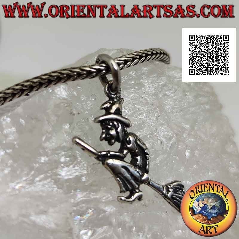 Pendentif en argent, la sorcière befana sur le balai volant de profil (double face)