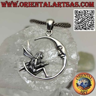 Pendentif en argent, la fée au livre assise sur la lune