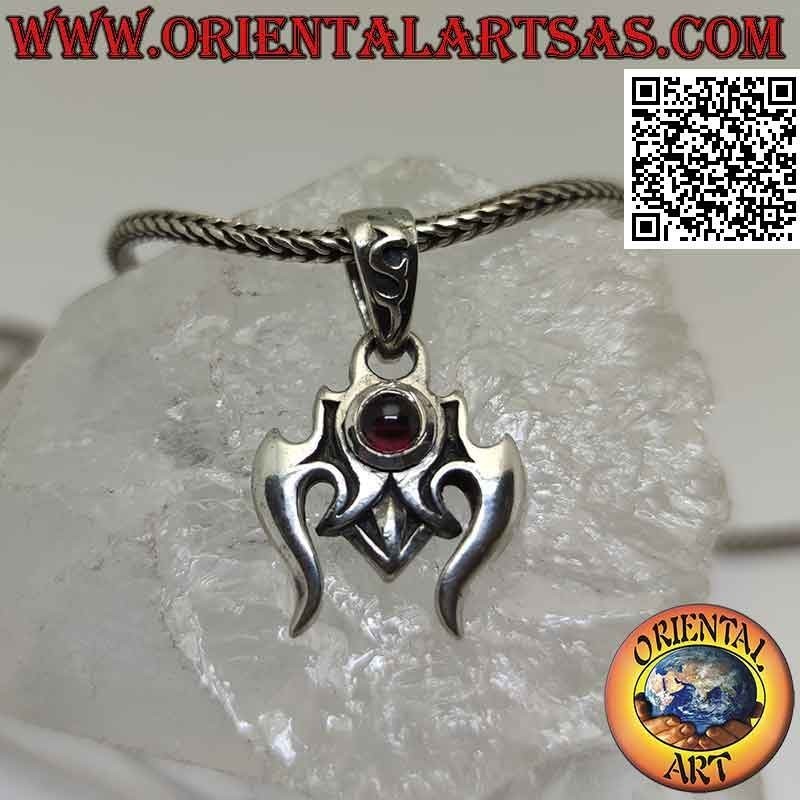 Ciondolo in argento a forma di corna di toro con granato tondo cabochon centrale