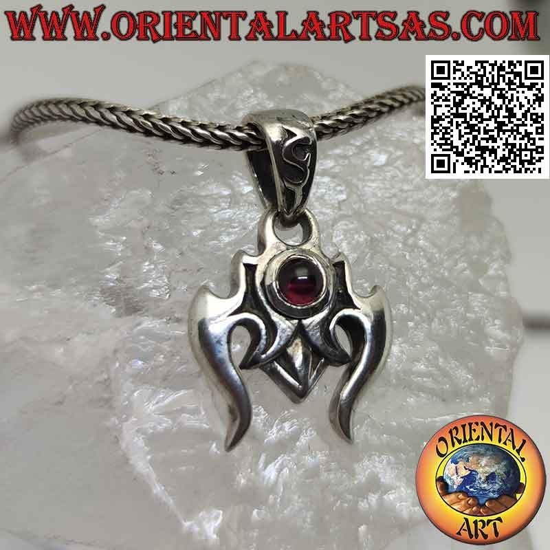 Ciondolo in argento a forma di corna di toro con granato tondo cabochon centrale