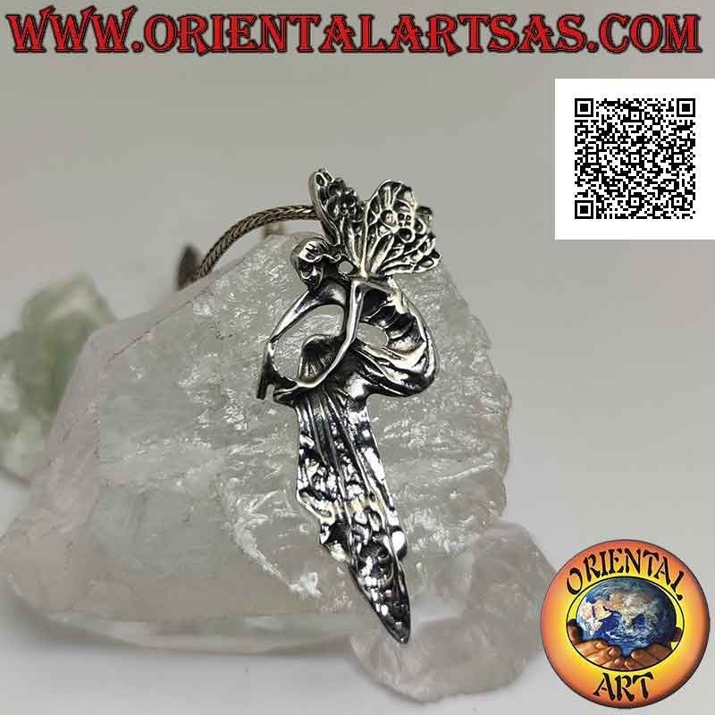 Colgante de plata, el hada con vestido drapeado que abraza sus piernas
