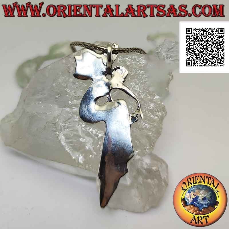 Pendentif en argent, la fée à la robe drapée qui épouse ses jambes