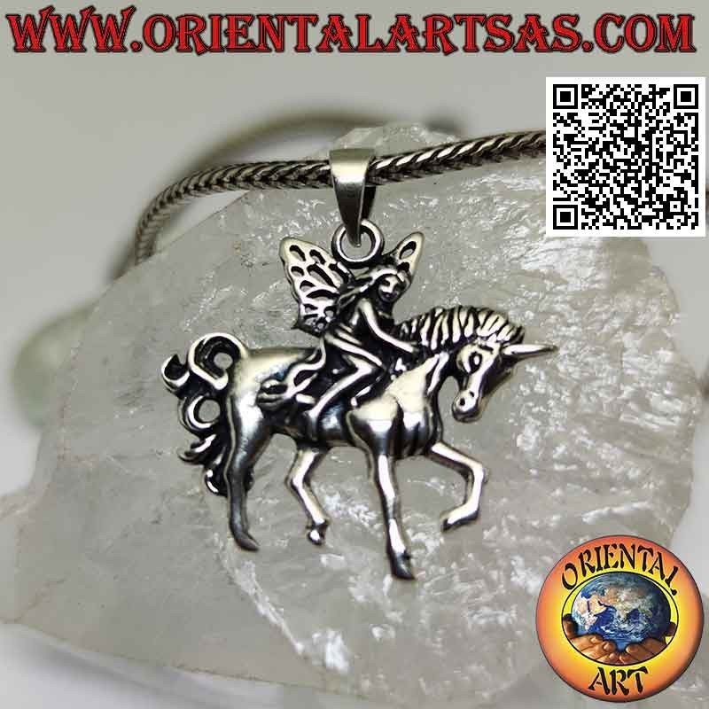 Pendentif en argent, la fée sur la licorne