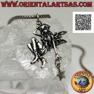 Pendentif en argent, la fée accrochée au pendentif étoile à la main