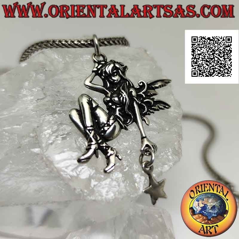 Colgante de plata, el hada aferrada con el colgante de estrella en la mano.