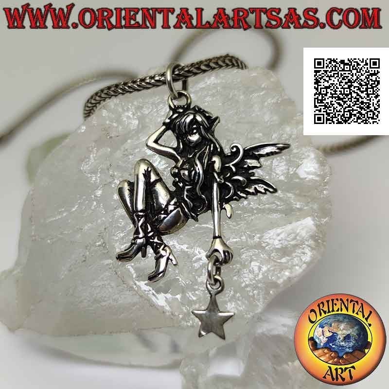 Pendentif en argent, la fée accrochée au pendentif étoile à la main