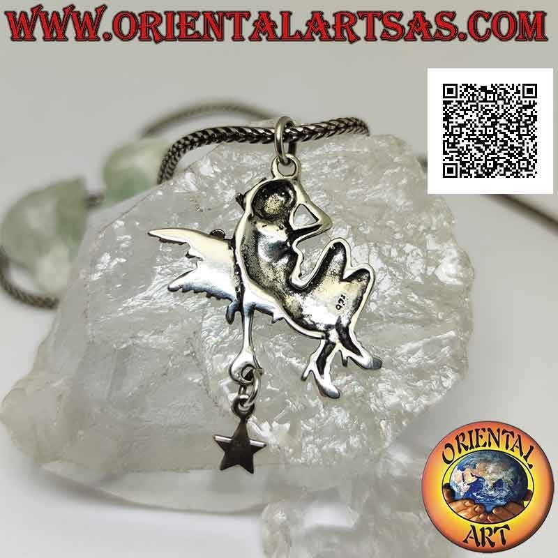Colgante de plata, el hada aferrada con el colgante de estrella en la mano.