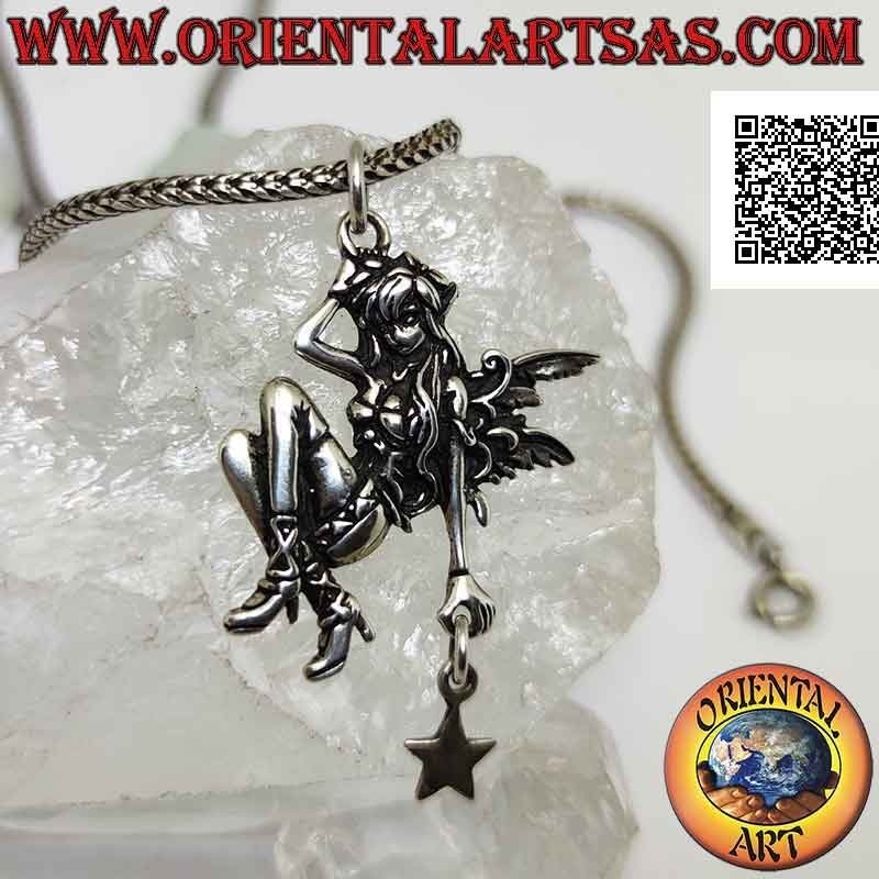 Colgante de plata, el hada aferrada con el colgante de estrella en la mano.