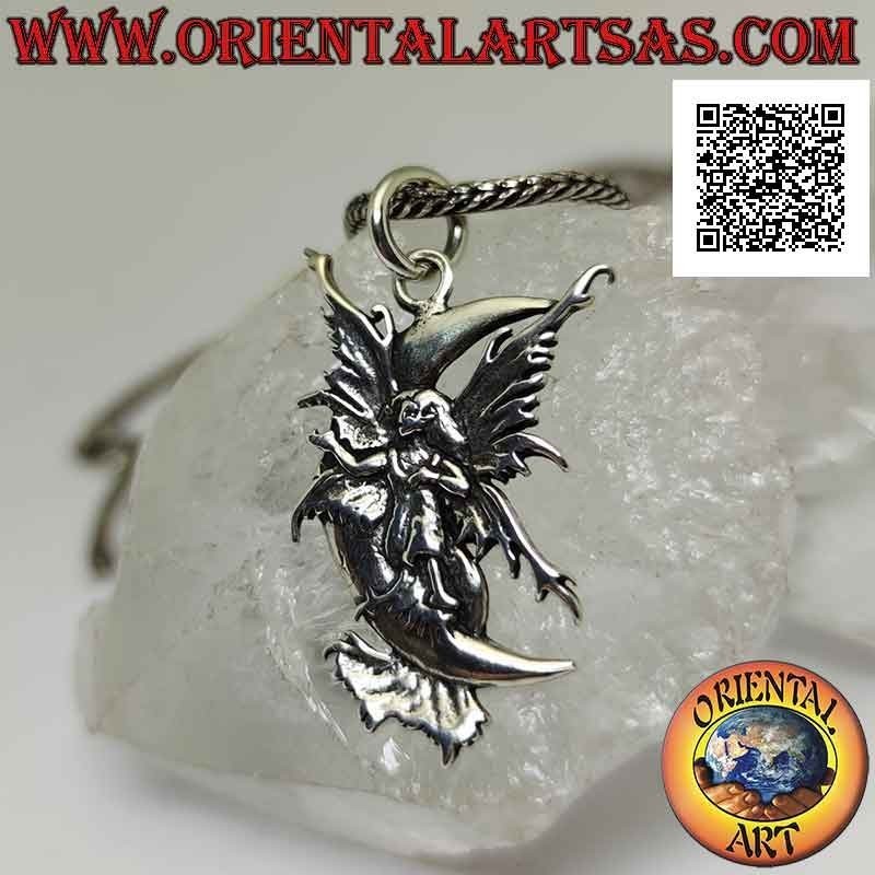 Colgante de plata, el hada con las alas extendidas en la luna creciente