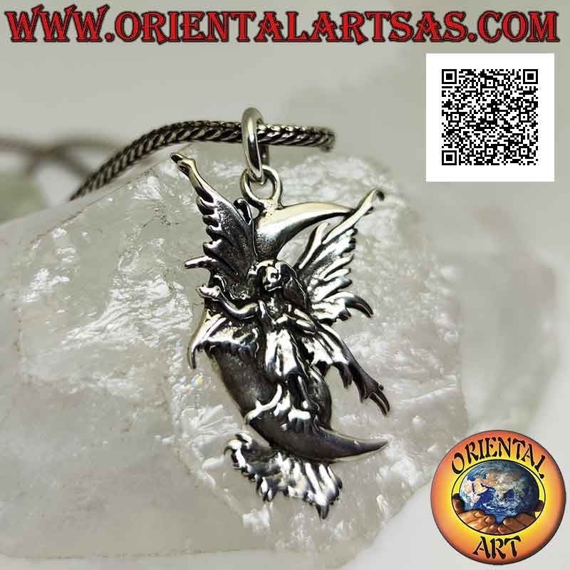 Colgante de plata, el hada con las alas extendidas en la luna creciente