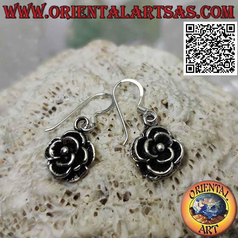 Orecchini in argento a monachella con rosa pendente definita su vari livelli