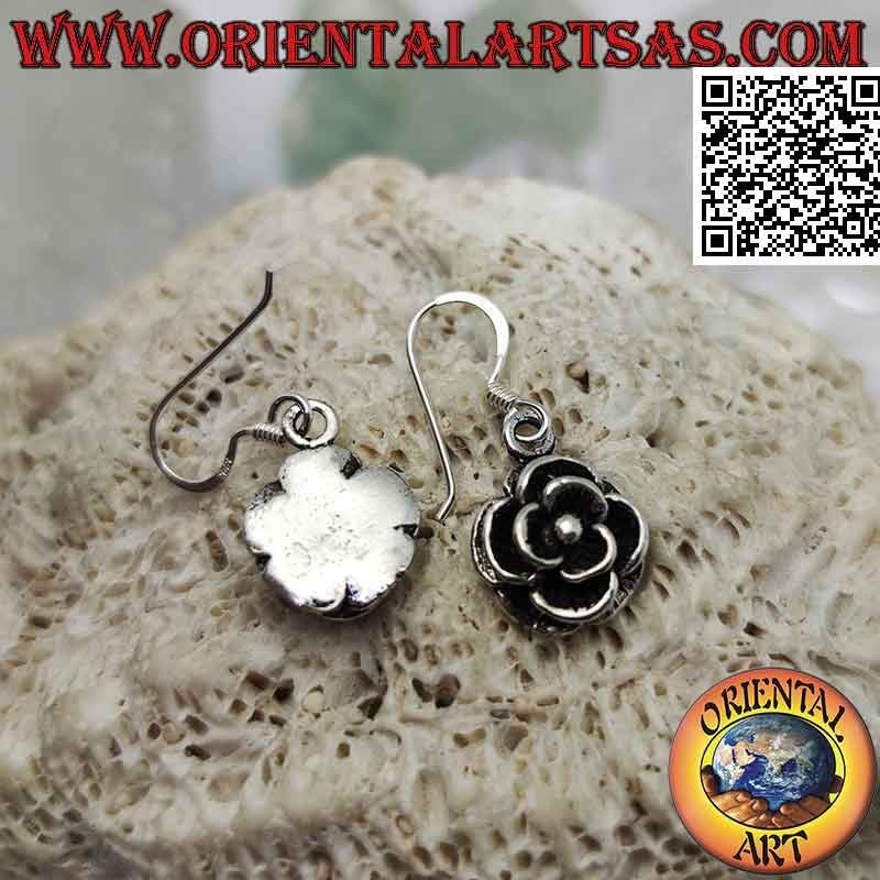 Pendientes de palanca de plata con una rosa colgante definida en varios niveles