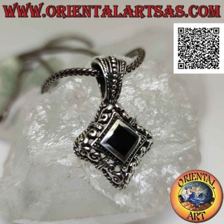 Pendentif en argent avec onyx rhomboïdal entouré de frettes grecques sur monture ajourée
