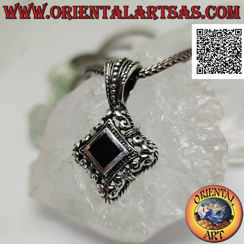 Pendentif en argent avec onyx rhomboïdal entouré de frettes grecques sur monture ajourée