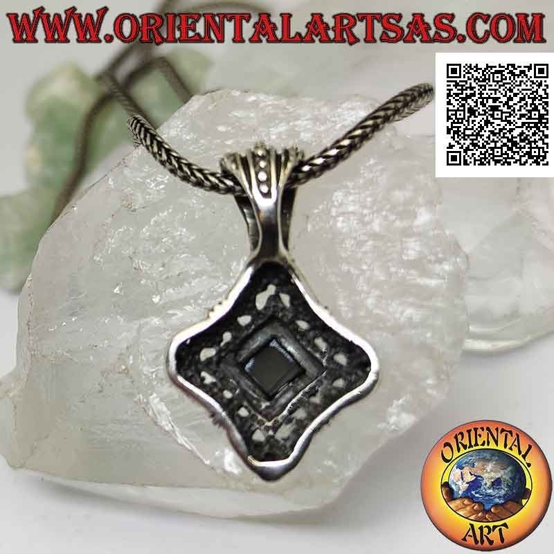 Silberanhänger mit rautenförmigem Onyx umgeben von griechischen Bünden auf perforierter Fassung