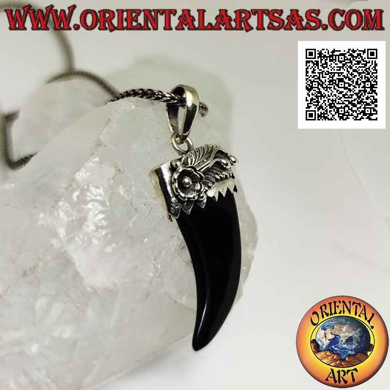 Pendentif en argent, corne porte-bonheur en onyx écrasé et capuchon en argent avec fleur en relief