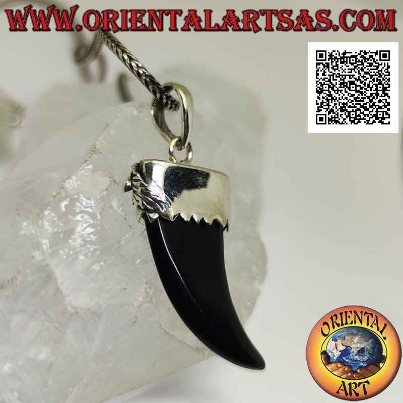 Pendentif en argent, corne porte-bonheur en onyx écrasé et capuchon en argent avec fleur en relief