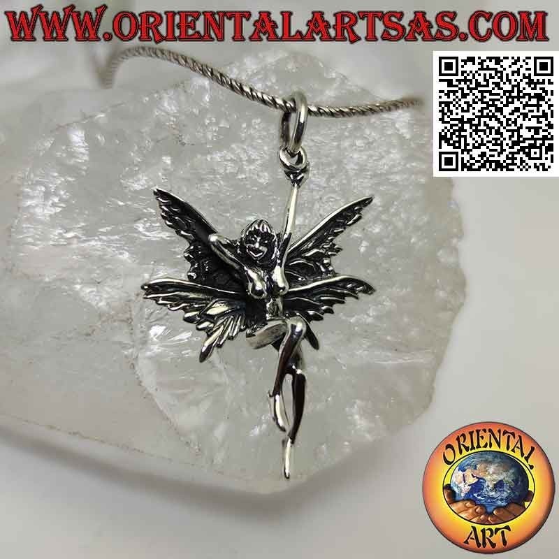 Colgante de plata, el hada posando aferrada al gancho.