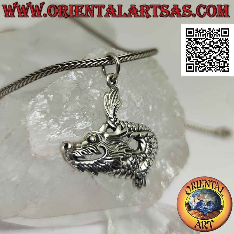 Colgante de plata, cabeza y cola de dragón de perfil