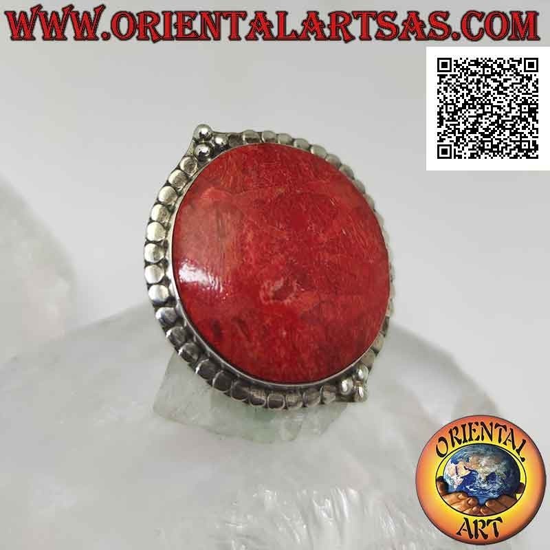Anello in argento con madrepora rossa (corallo) tonda contornata da borchie e tris di palline sopra e sotto regolabile