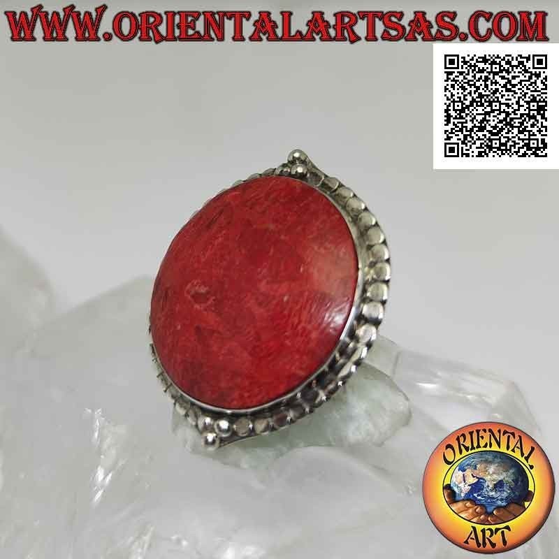Anillo de plata con madrépora roja redonda (coral) rodeada de tachuelas y trío de bolas ajustable