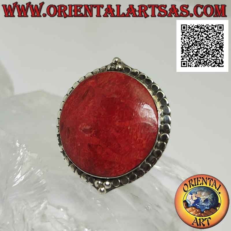 Bague en argent avec madrepora rouge ronde (corail) entourée de clous et trio de boules réglable