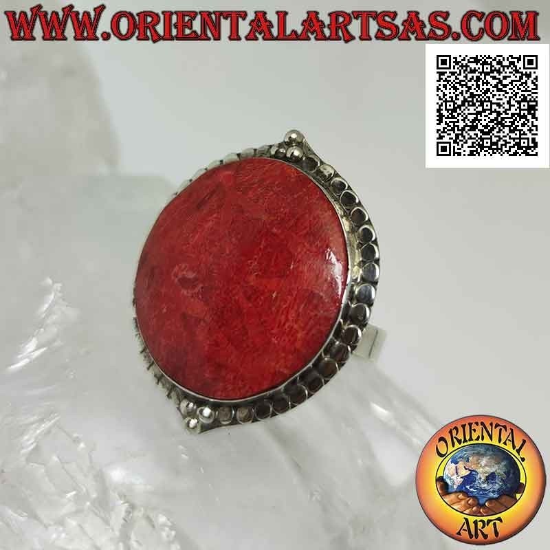 Anillo de plata con madrépora roja redonda (coral) rodeada de tachuelas y trío de bolas ajustable