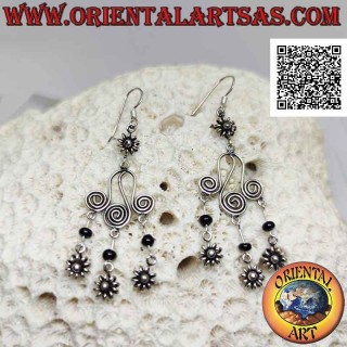 Silberne Hebelohrringe mit Blume und Trio aus Spiralen, Onyxkugel und hängenden Blumen