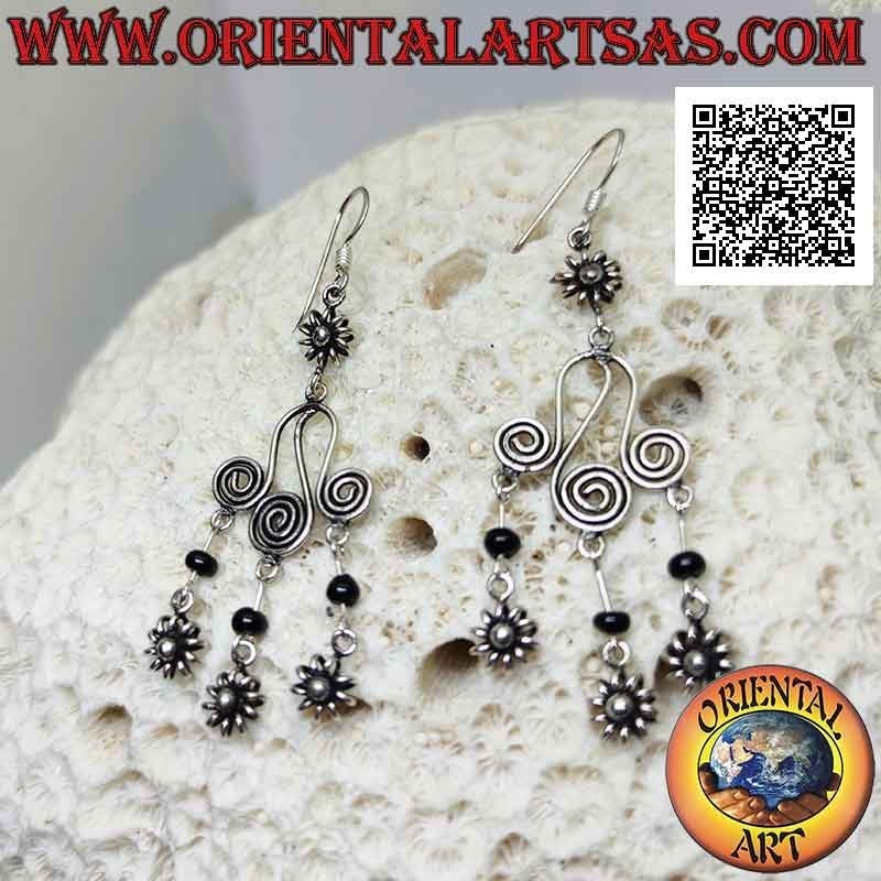 Orecchini in argento con fiorellino e tris di spirali, sfera di onice e fiorellini pendenti