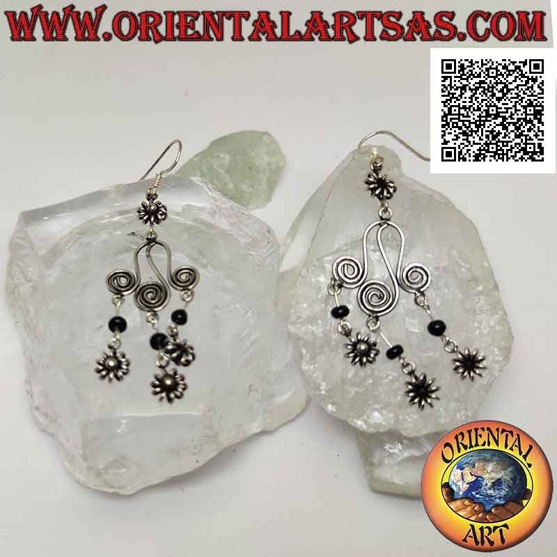 Orecchini in argento con fiorellino e tris di spirali, sfera di onice e fiorellini pendenti