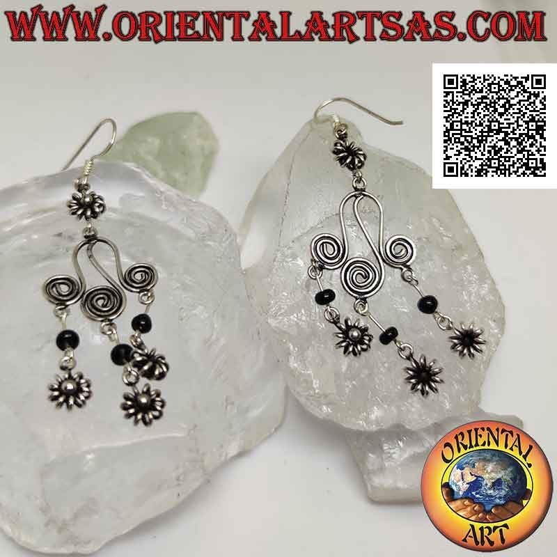 Silberne Hebelohrringe mit Blume und Trio aus Spiralen, Onyxkugel und hängenden Blumen