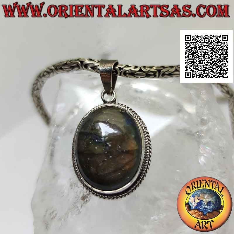 Colgante de plata con gran labradorita cabujón ovalado rodeado de tejido (b)