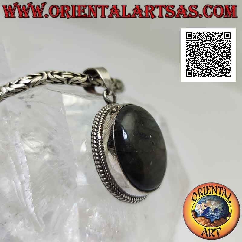 Colgante de plata con gran labradorita cabujón ovalado rodeado de tejido (b)