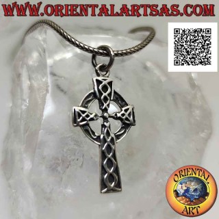Colgante de plata, cruz celta con un par de líneas en entretejido infinito en bajorrelieve