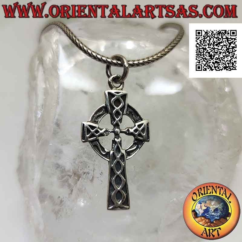 Pendentif en argent, croix celtique avec un couple de lignes en entrelacs infini en bas-relief
