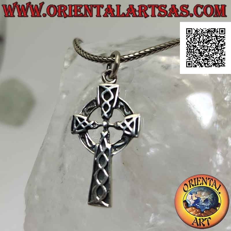 Pendentif en argent, croix celtique avec un couple de lignes en entrelacs infini en bas-relief