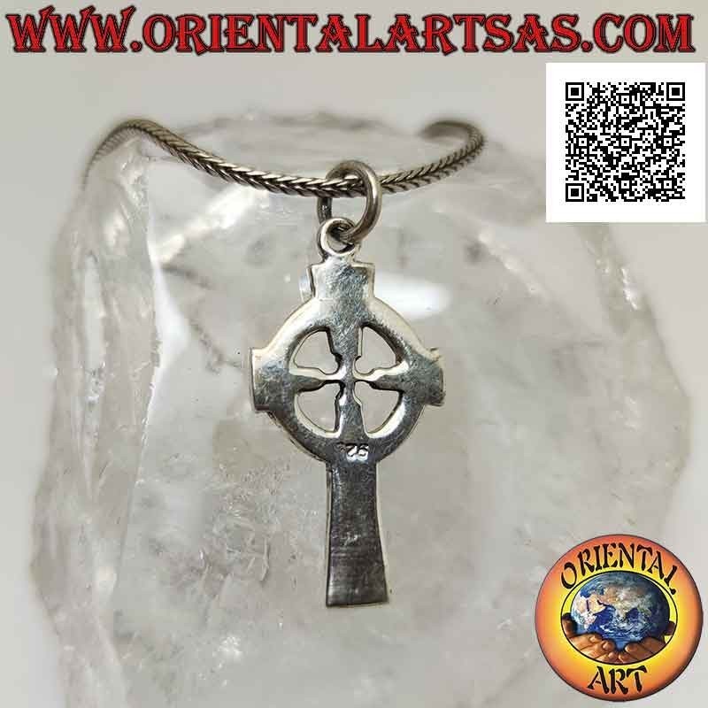 Colgante de plata, cruz celta con un par de líneas en entretejido infinito en bajorrelieve