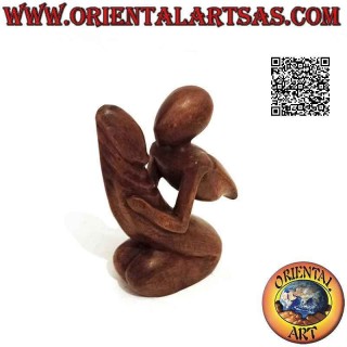 Scultura erotica "l'uomo abbracciato al pene" in stile abstract in legno di suar, 17 cm