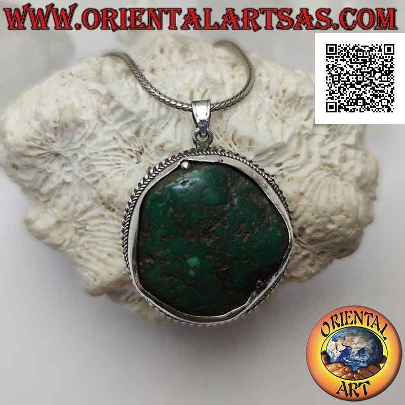 Colgante de plata antigua con turquesa tibetana irregular natural rodeada de entretejidos